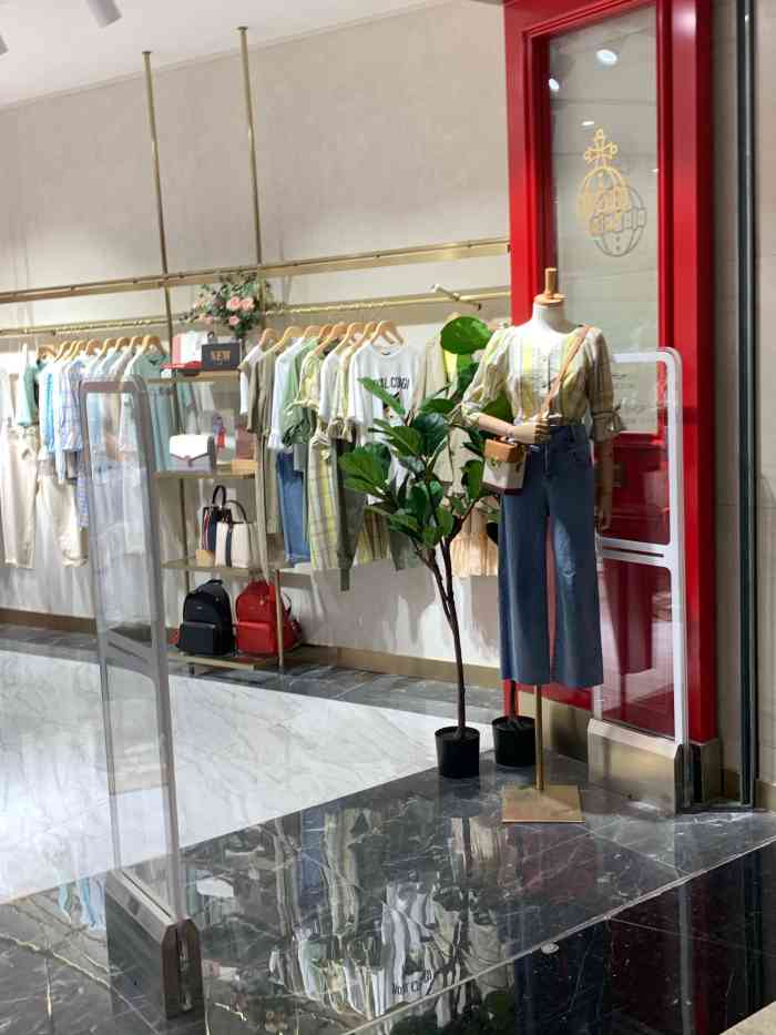 eland东泰禾店,位于东泰禾广场的3楼.这里基本上都是女装的各类品牌.