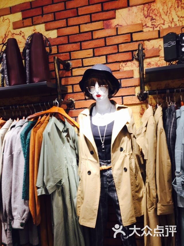 朵拉格格服装(中亭街店)店内环境图片 第3张
