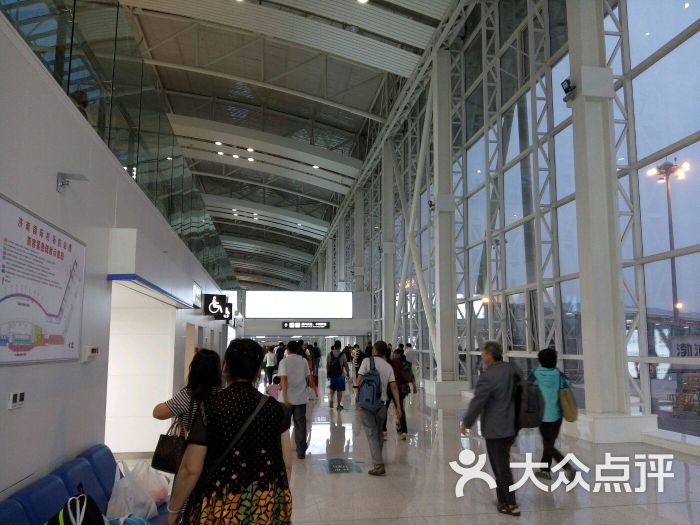因为工作关系经常坐飞机 对于全国各地的机场都比较熟悉 相比之下 遥墙机场的服务是最一般的 换登机牌都还好 安检是最让人头疼的 普遍效率超级近低 每次去都有几个口是比其他窗口慢一倍 别的窗过了两人他这里过一人 有乘客提醒他快点 他还冷漠的手一指说:着急去旁边啊。 十分差劲呵呵 而且每次都能遇见这么几个 说明平时的管理和培训相当的不到位 大山东 需要改进啦 加油