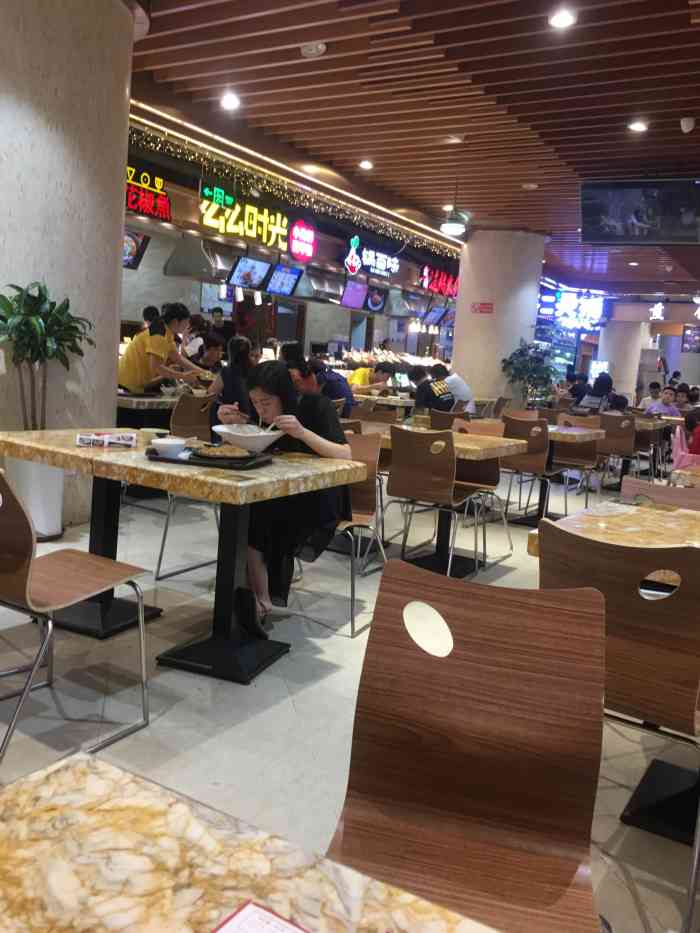 在石狮八七路的德辉广场的六楼. 基本上来这里的都会来这里吃一下.