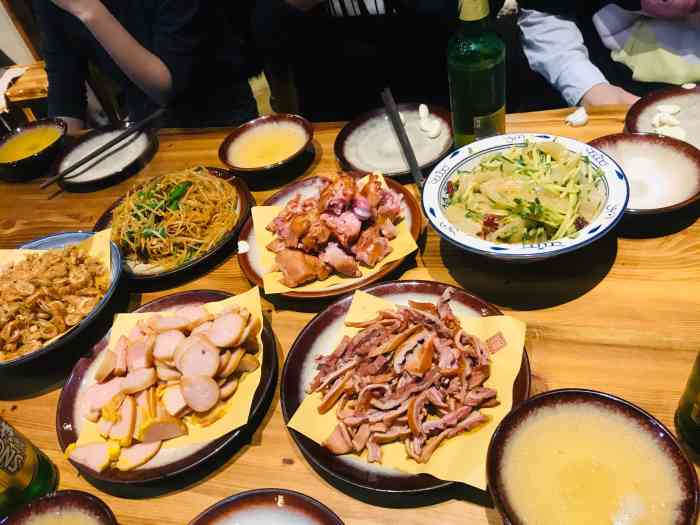 姜厨熏酱小酒馆(3号店"每到过节这里人就很多.买了猪手,鸡手.