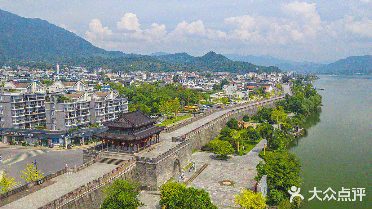 杭州建德的"梅城古镇",新安江边又一座古城