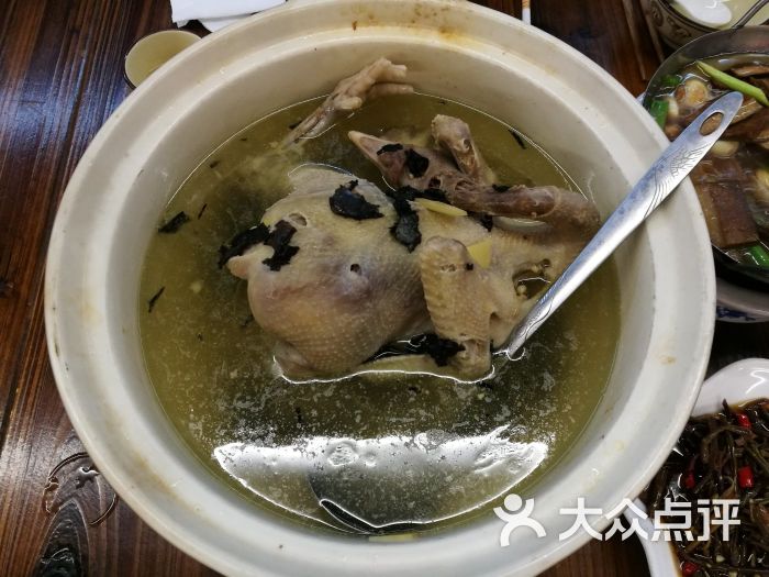 砂锅石耳鸡汤