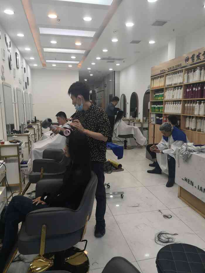 只奔一位托尼老师来  在太原最喜欢的一位发型师 非常神奇 因为产后