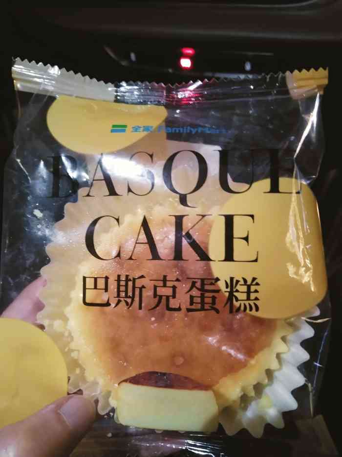 打分 全家的这个巴斯克蛋糕口感就是密度小一点的柠檬乳酪蛋糕,吃进