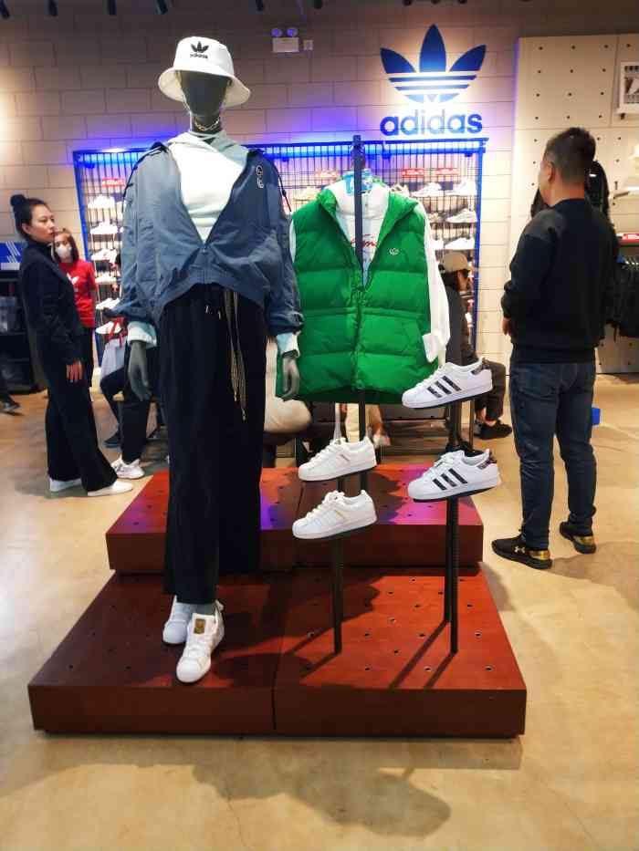 adidas(茂业天地店"阿迪这几年也深入秦皇岛了,是茂业天地里空.