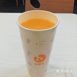 就进来点了一杯热果珍,大杯6元,确实挺便宜的,不是有人说嘛华莱士是