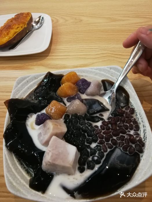 芋圆烧仙草还不错啊!最爱的是他家的牛轧糖.