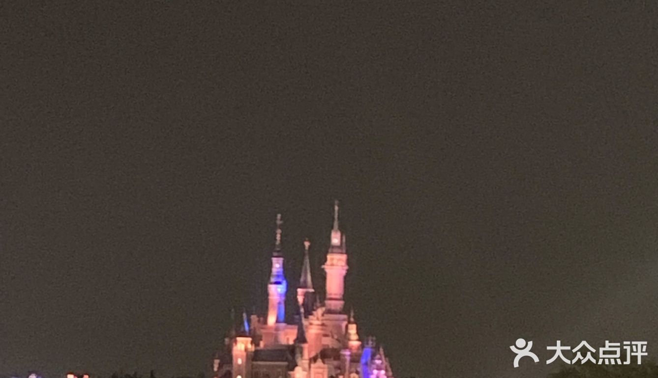 晚点迪士尼城堡放烟花可以看到