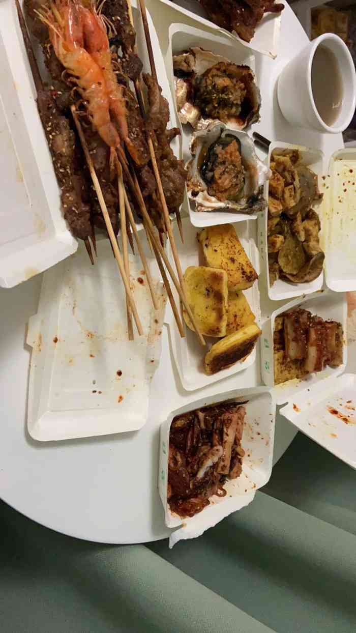 是个吃夜宵喝啤酒的好地方,外面的龙虾都很新鲜,很干净,也很壮.