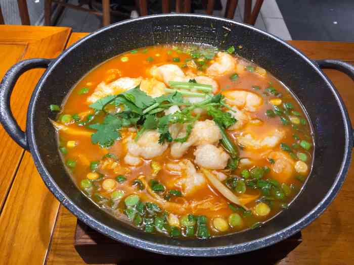 苗小坛酸汤鱼·捞饭"招牌酸菜鱼和鸡肉炖粉条好评,很下饭 更.
