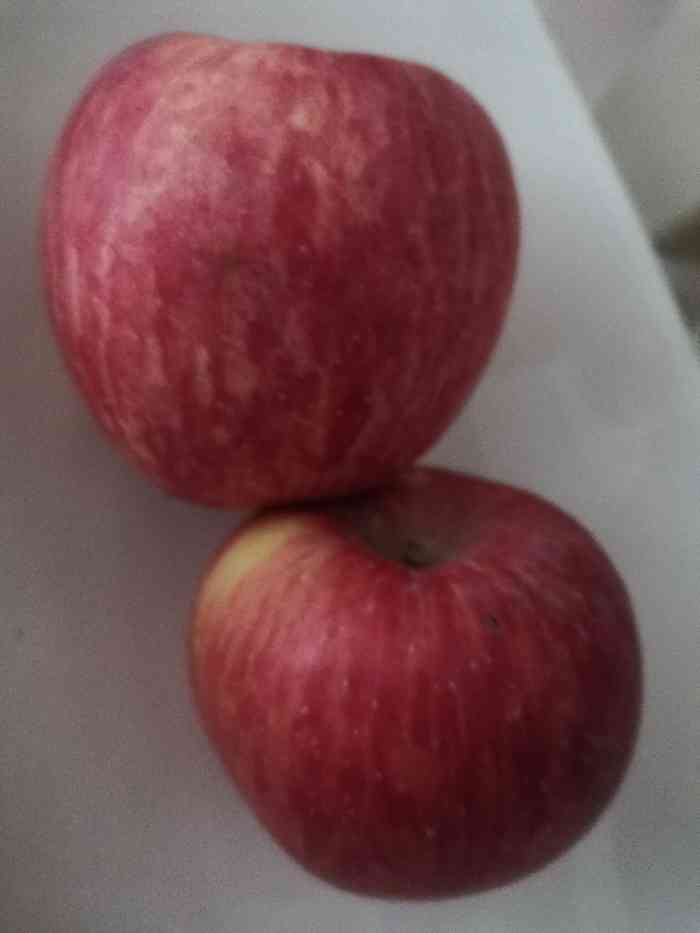 「平安果礼盒东方红苹果」店里有几种苹果,每一种价格都不一样,不过