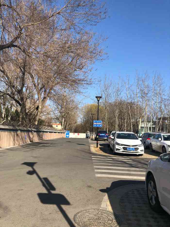 公园西门4号门停车场-"朝阳公园北门和蓝色港湾南门的
