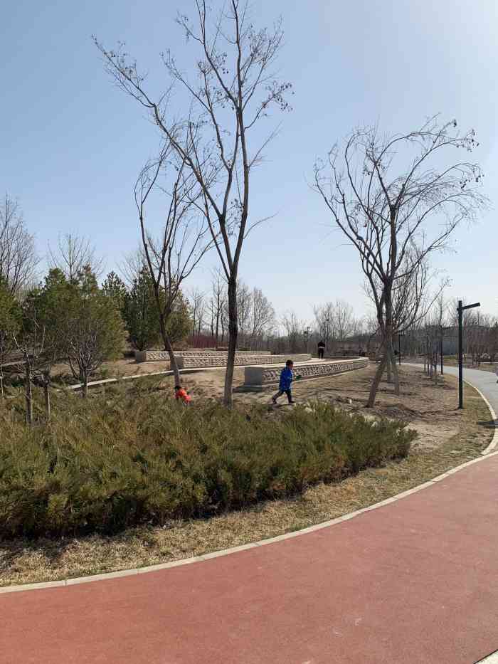 霍营公园"一个狭长的新建公园,塑胶跑道特别好,跑步.