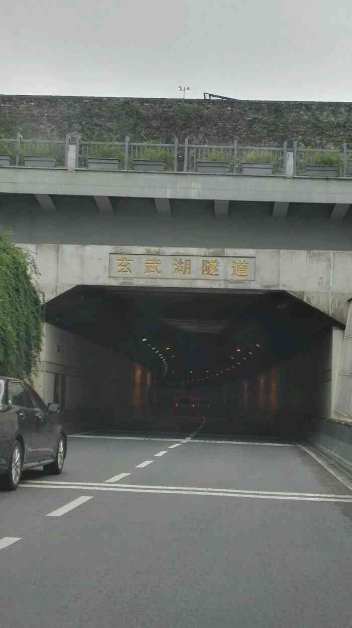 公交1路玄武湖隧道-"玄武湖隧道建成后,沿模范马路的