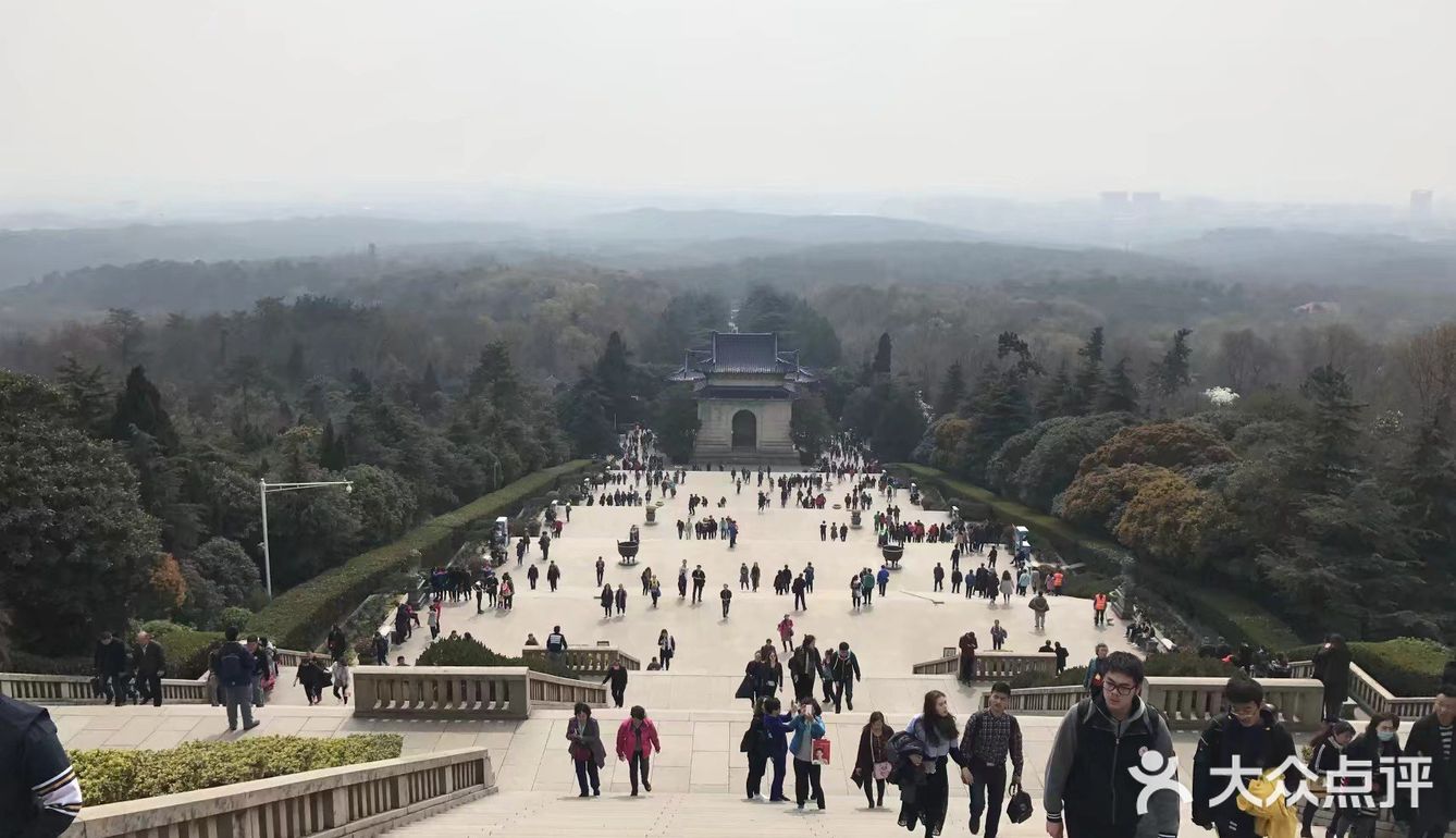 座落于南京市玄武区紫金山的钟山风景区以中山陵为中心