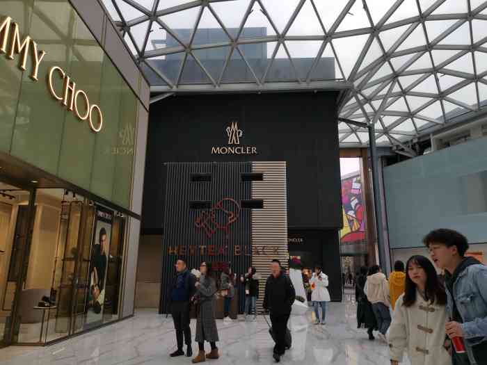 moncler(湖滨银泰in77店)