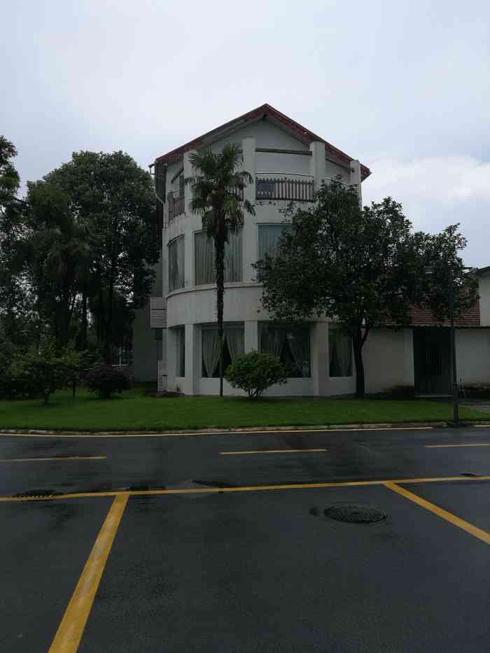 总工会成都工人疗养院"好好的一个疗养院,看样子不晓得得不得拆.