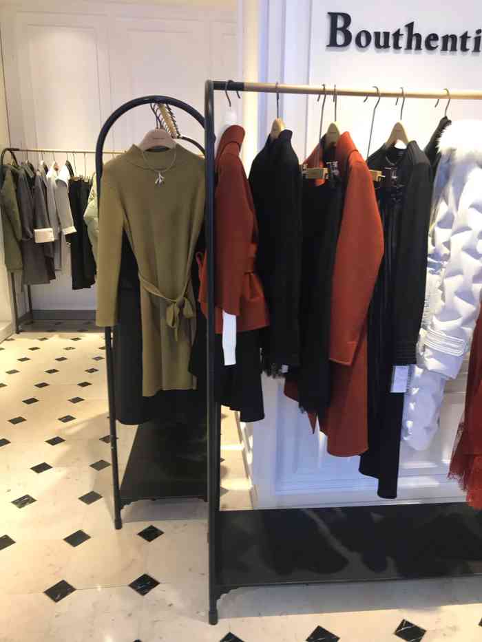 服装品牌 [店铺位置]:位于地铁2号线,街道口站b口,步行120米,群光广场