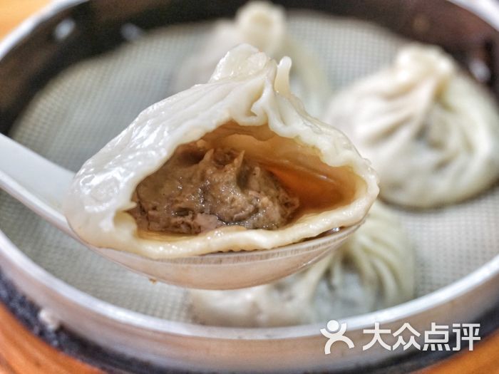 牛肉小笼包