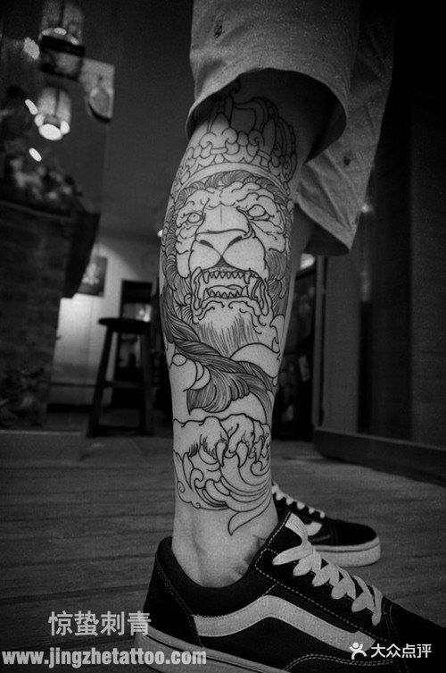 小腿狮子纹身