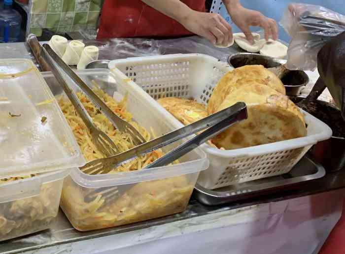 鸡蛋灌饼-"多长时间没有吃了鸡蛋灌饼,街边的小摊小贩