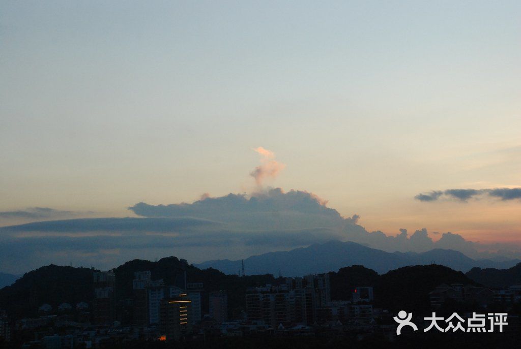窗外晚霞
