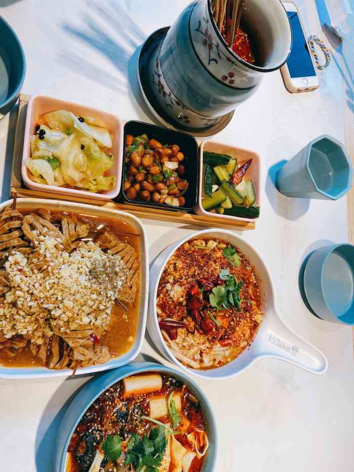 团购一个两人餐,再添点自己爱吃的,人均40多足够了.