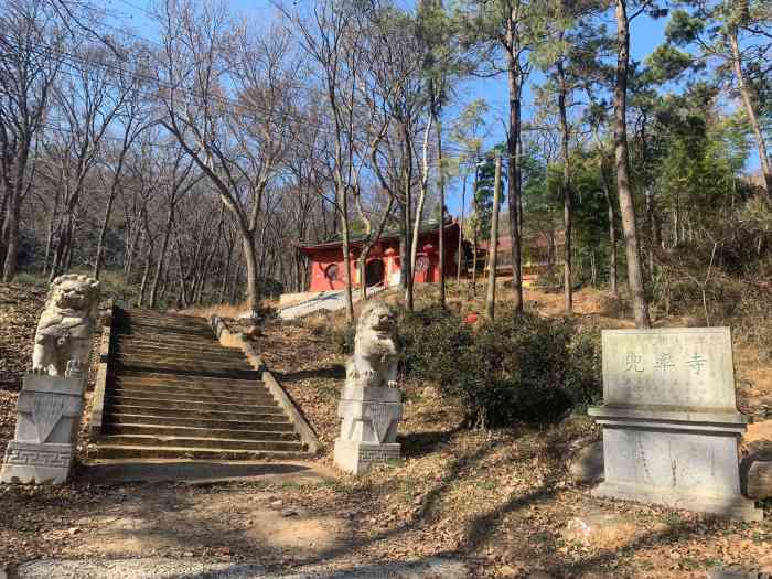 南京老山狮子岭兜率寺-"斑驳的门头,廖散的游客,门口自取的大小香.