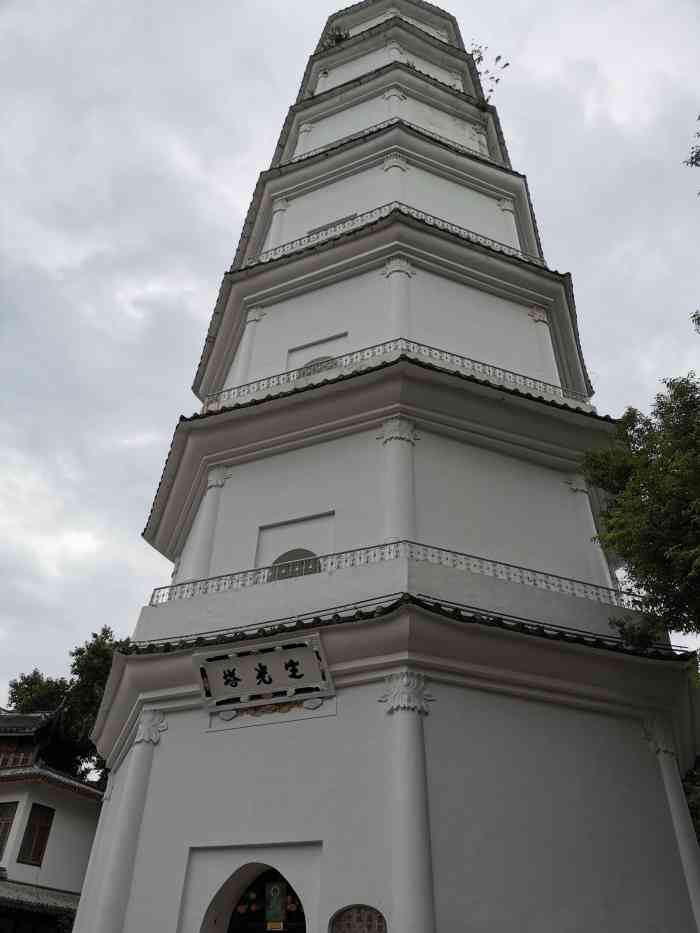 定光寺"定光寺位于于山脚下,五一广场边上,与福州-大众点评移动版