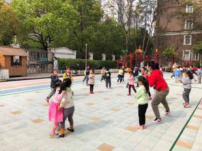 望族苑幼稚园-"这个幼儿园的托班某徐姓老师非常差,表面上.