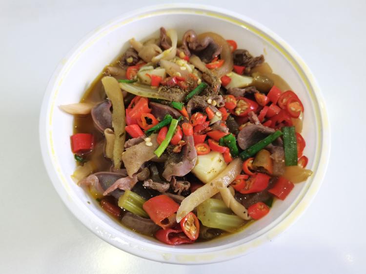 小杜鸡肠·酸萝卜鸡杂(狮子坪店"一直很喜欢吃鸡杂,但是在这附近