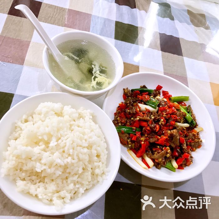 小米辣牛肉片盖饭