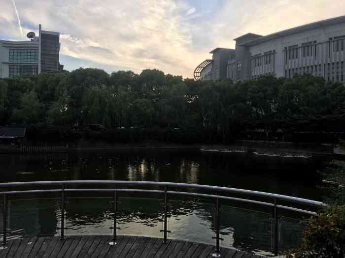 上海商学院(徐汇校区)-"在中国考试不容易,报名也不[]