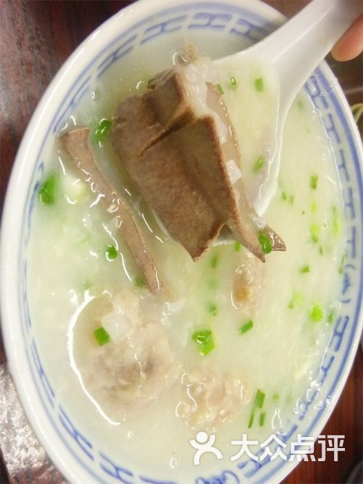 这间成记粥品是蔡澜和阿苏都推荐过的粥店,.