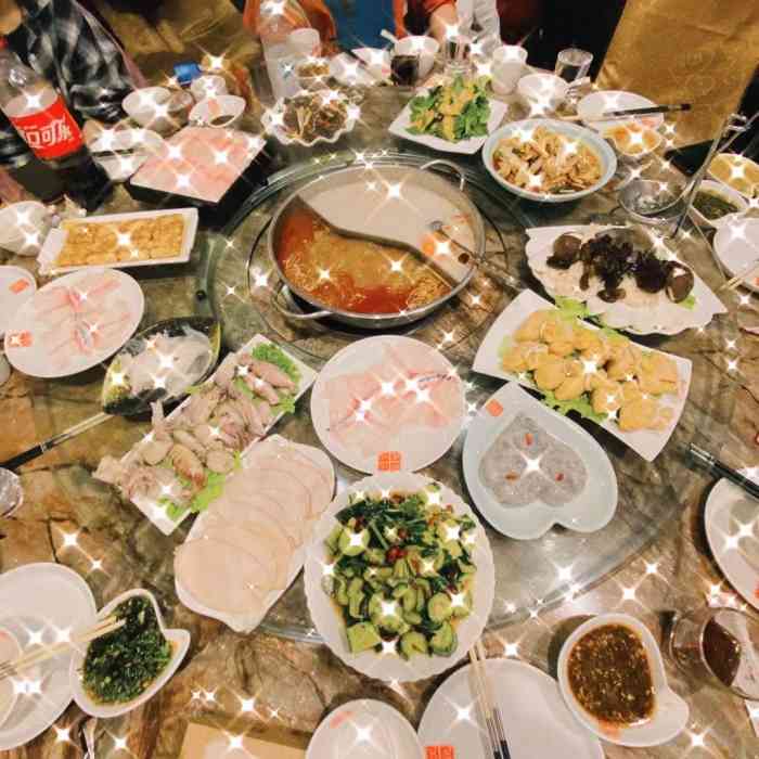 打分 很适合小伙伴们聚餐 有包间  餐品都不错 喝酒超级推荐秘制炸鱼