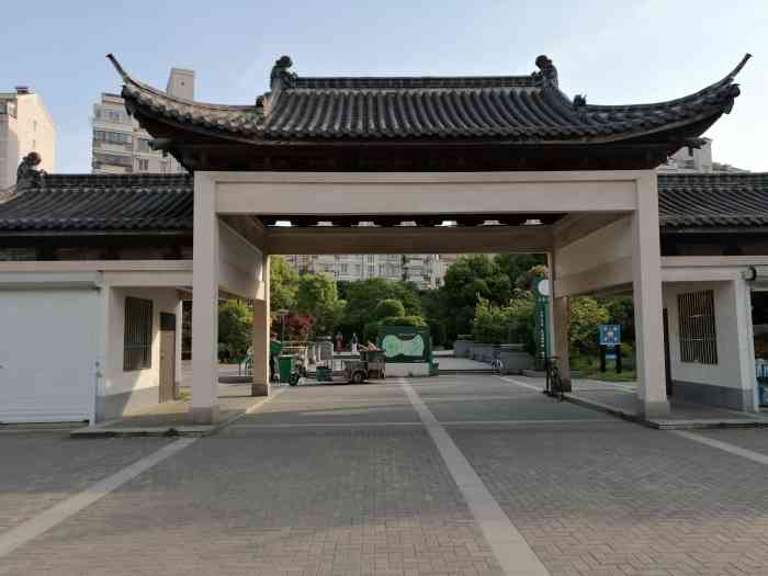 二泉公园-"二泉公园在盛岸路上的二泉花园小区大门旁