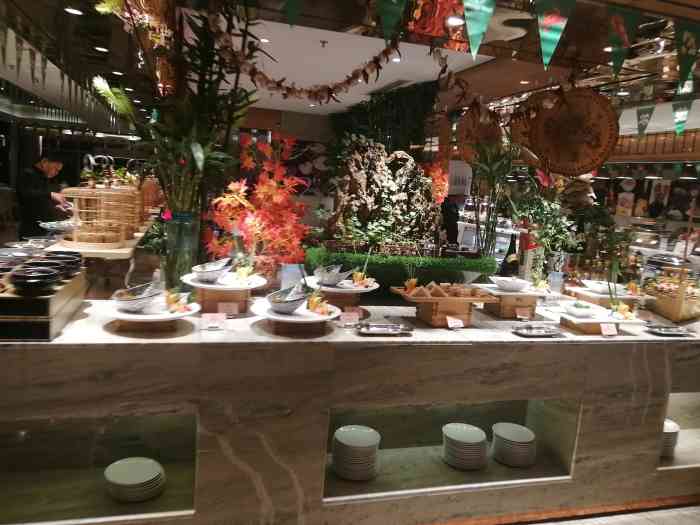 中珑彼尔曼大酒店自助餐-"来到大郑州,领导带我们吃[]