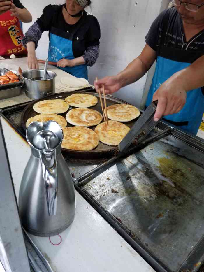 周周特色烤炉鸡蛋灌饼烤冷面"周周特色烤炉鸡蛋灌饼挺好吃的,每天