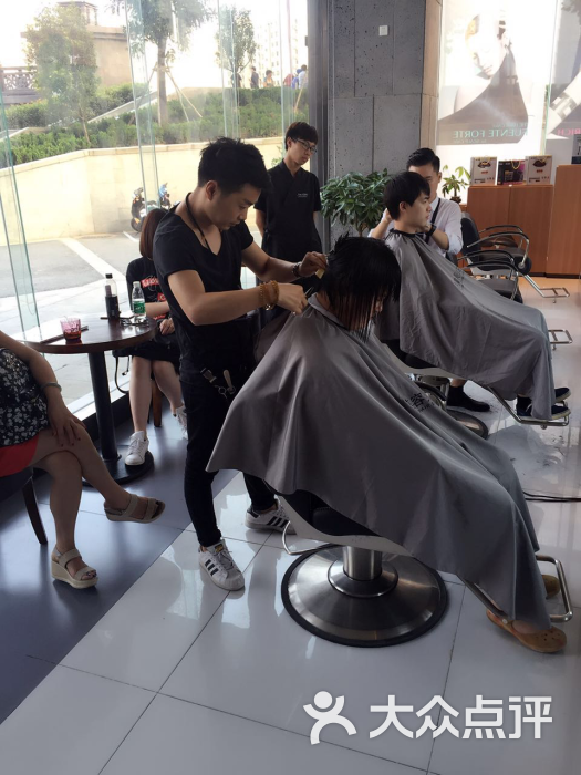 东东美发沙龙(建业总部港店)图片 - 第2张