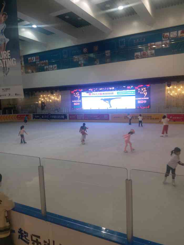 飞凡冰上(华宇百花谷店)-"和万象城的滑冰场比起来,这里名气要小很多.