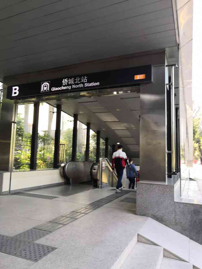 侨城北地铁站-"二号线的中间路段,主要服务于华侨城片区的.