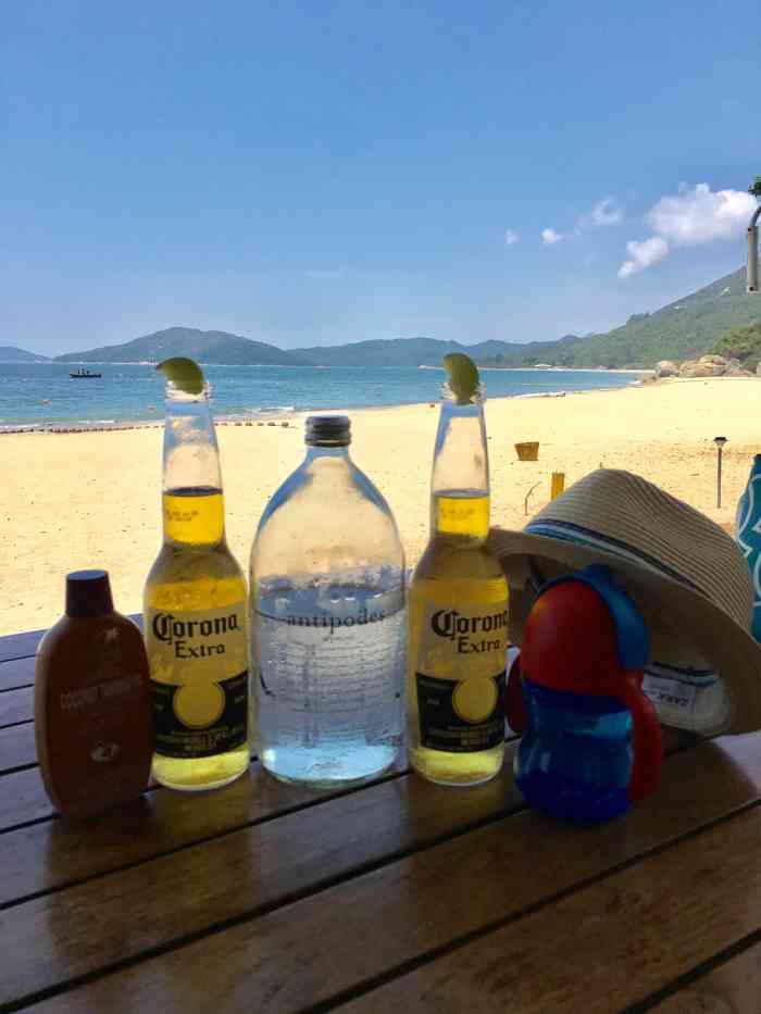 bathers at cheung sha beach-"以欧美外国人为主,很