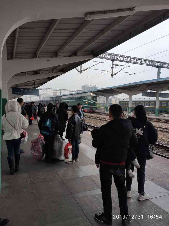 丰城站"丰城火车站位于丰城市站前入上面一看就是实.