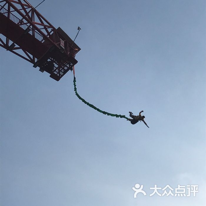 克以黑村风景区蹦极