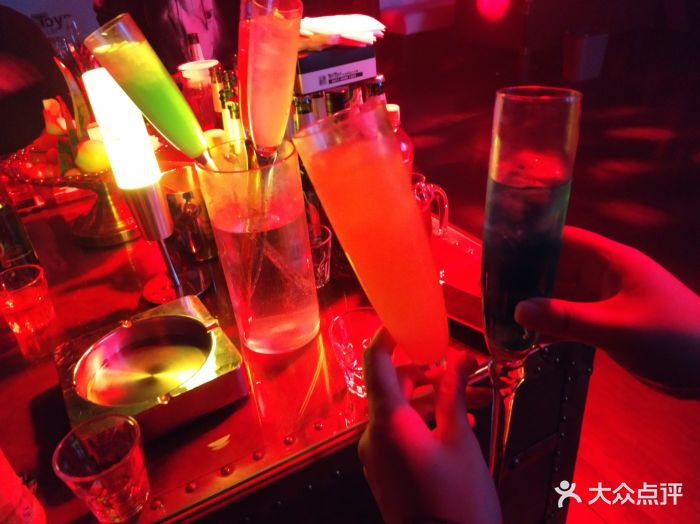 次来蹦迪…上次还是陪一个朋友在.-TT酒吧-大