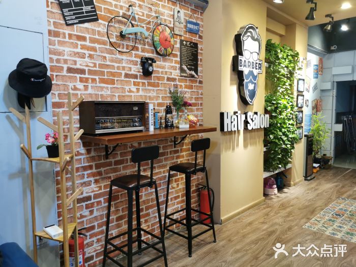 男士复古油头barbershop理发馆店内环境图片