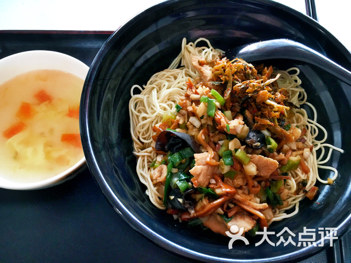 菌菇肉片拌面
