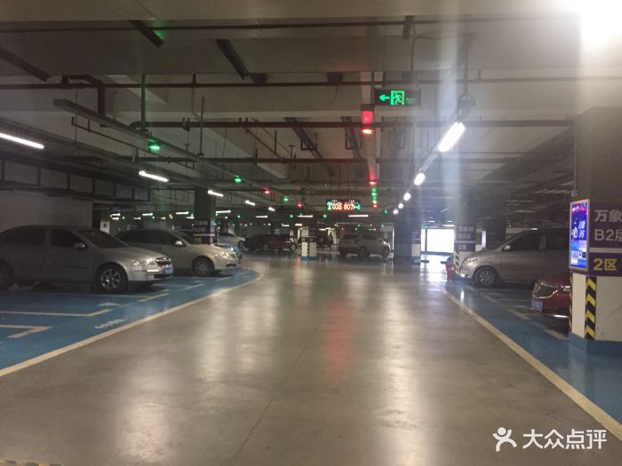 万象城停车场图片