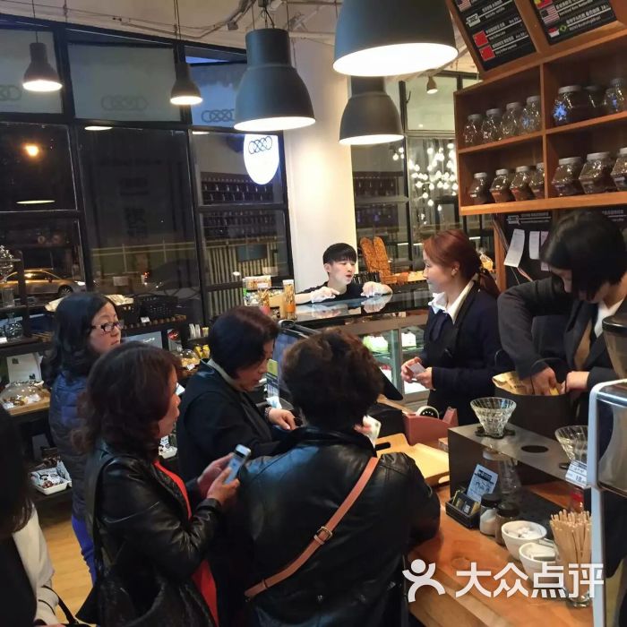 饕客们选购好食物,排队等着结账的顾客